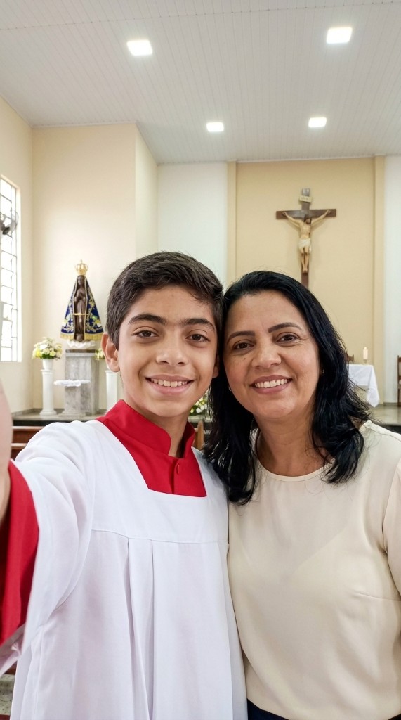 Marcelo e sua mãe Rosângela na igreja, juntos na fé